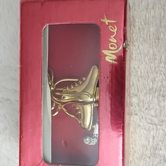 RARE MONET with Swarovski Crystals Signed Gold Ice Skates Pin Xmas Vintage - Picture 2 of 3